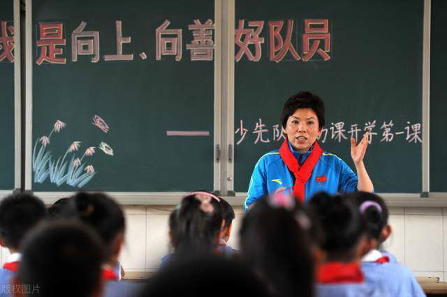 想当初，港岛的娱乐圈，不过就是他们几个大帮派赚钱、洗钱的工具罢了，无论是再出名的大明星，在他们面前，也不过就是蝼蚁。